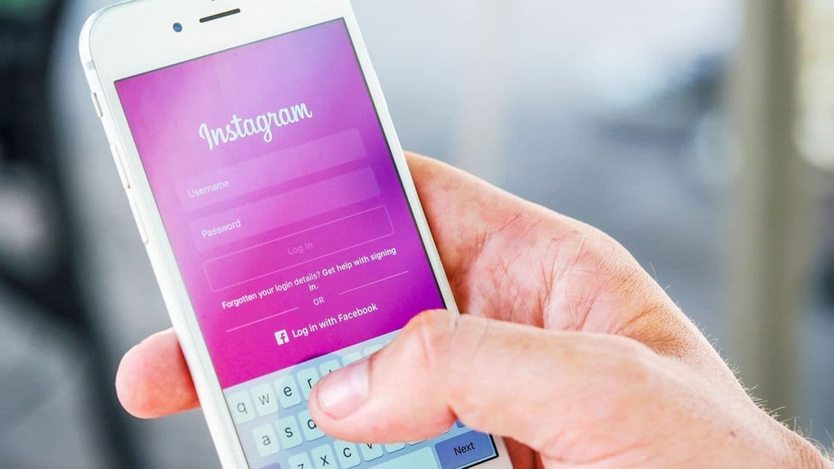 Elinde Instagram açık telefon tutan bir el