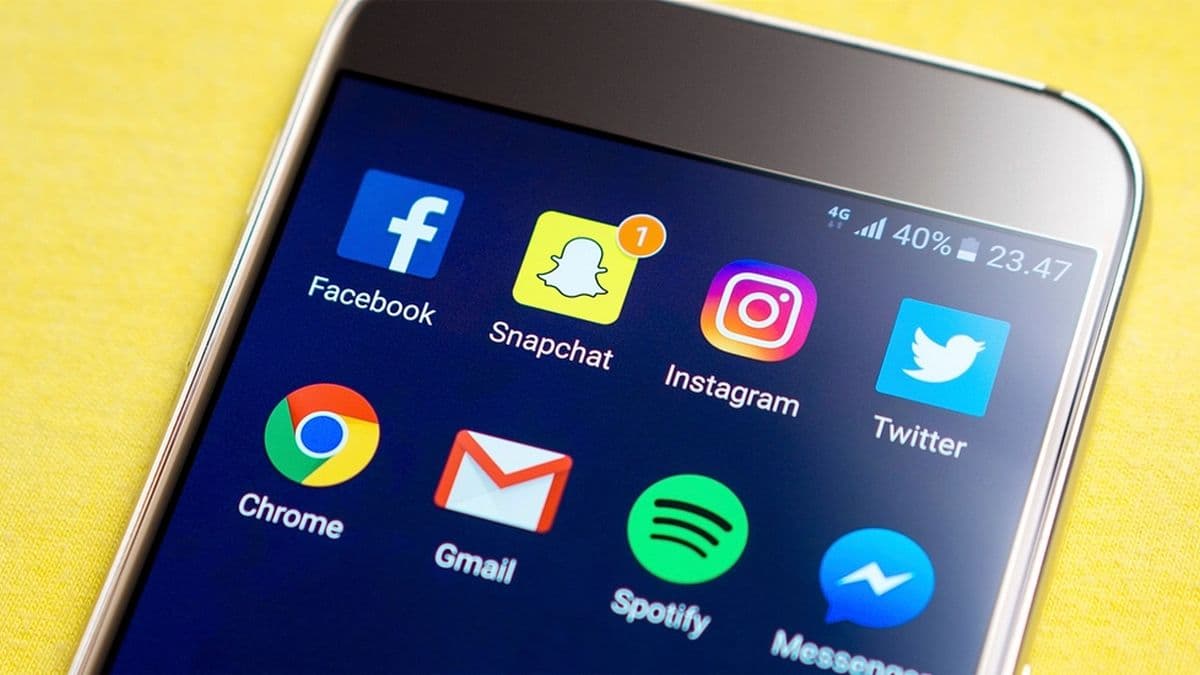 Ekranında sosyal medya uygulamaları görünen akıllı telefon
